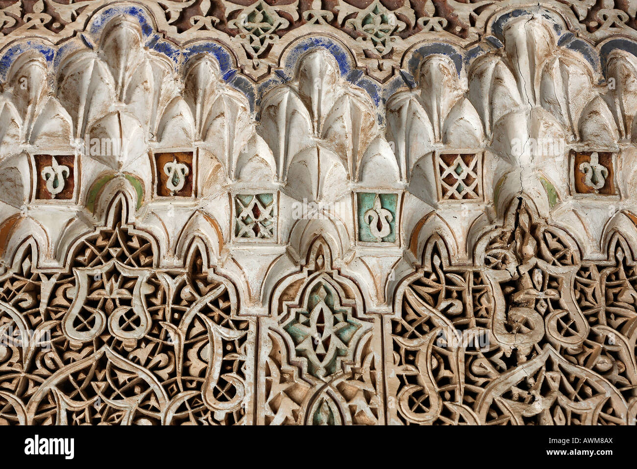 Lavori artistici in stucco arabesco, Palais de la Bahia, Medina, Marrakech, Marocco, Africa Foto Stock