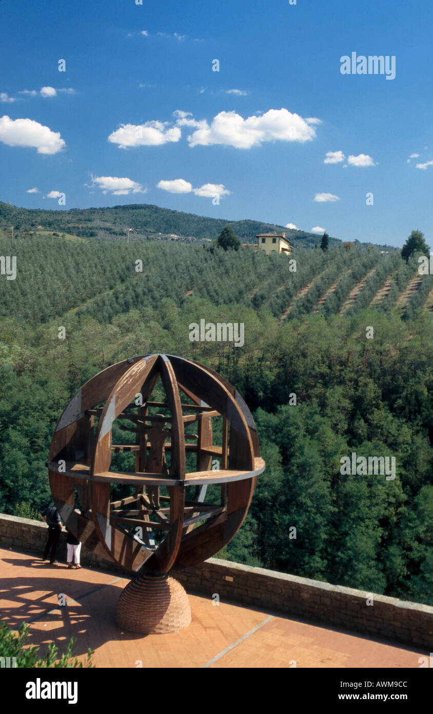 I turisti nei pressi di una scultura del globo si affaccia su alberi di  ulivo, Vinci, Toscana, Italia Foto stock - Alamy