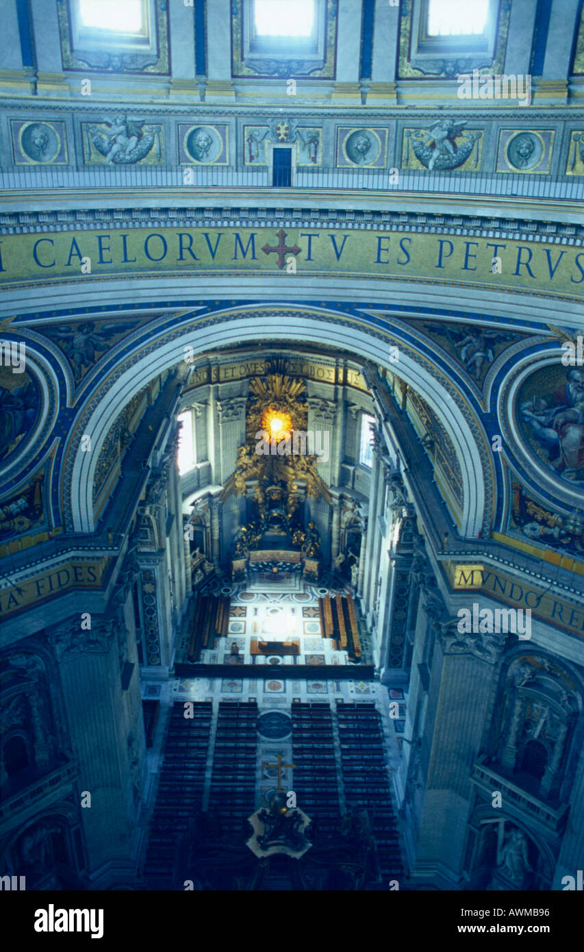 Angolo alto vista dell altare della chiesa, San Pietro e la Città del Vaticano, Roma, Italia Foto Stock