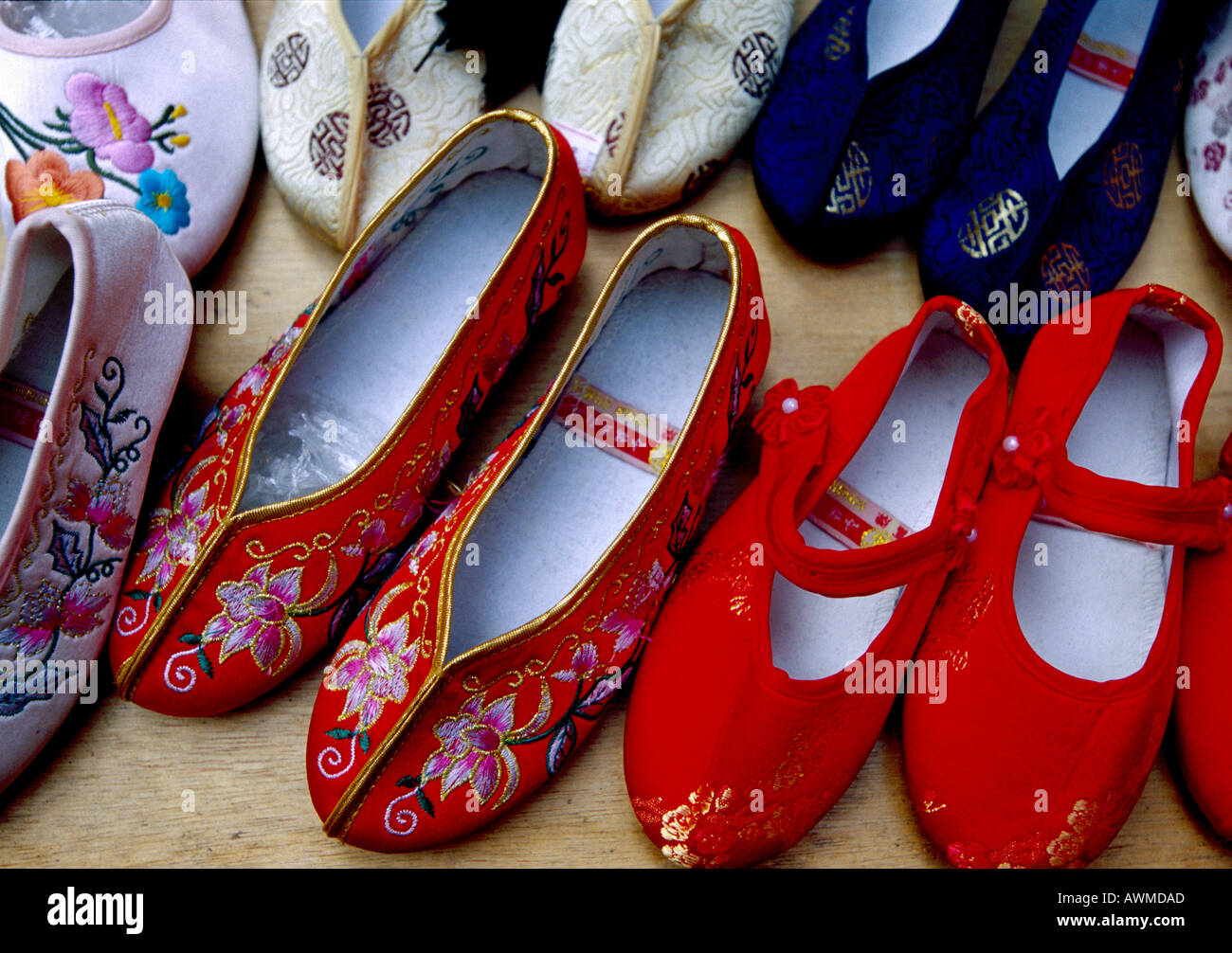 Stile cinese rosso scarpe pantofole in vendita presso il Ladies Market in Kowloon Hong Kong Foto Stock