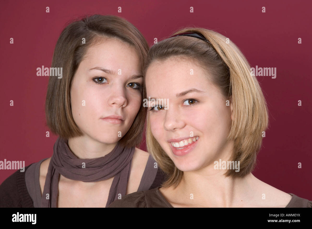 Due ragazze, pre-adolescenti, dai primi anni dell'adolescenza Foto Stock