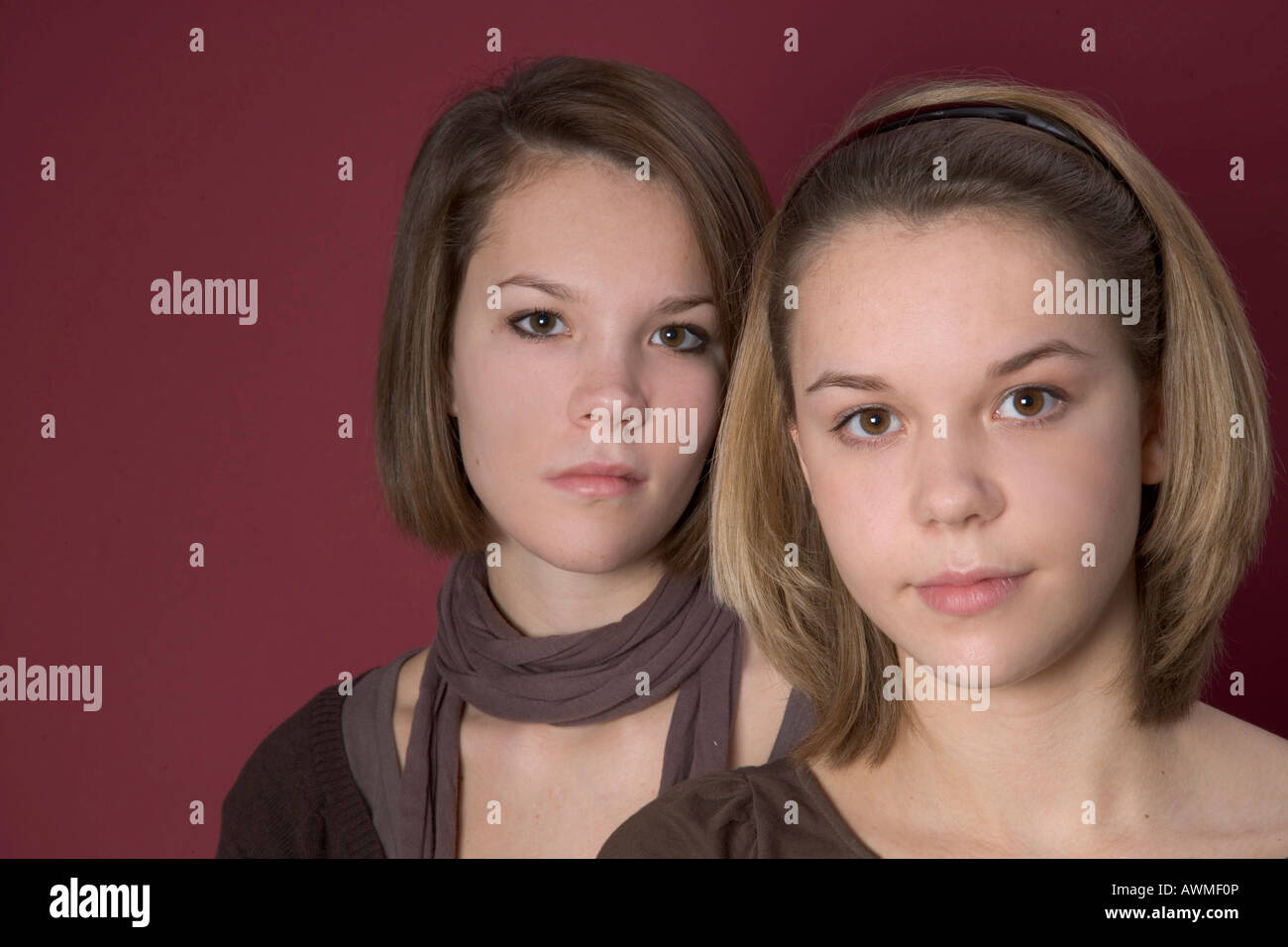 Due ragazze, pre-adolescenti, dai primi anni dell'adolescenza Foto Stock