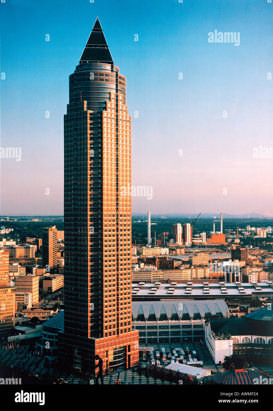 Edifici per uffici in città, Francoforte, Germania Foto Stock