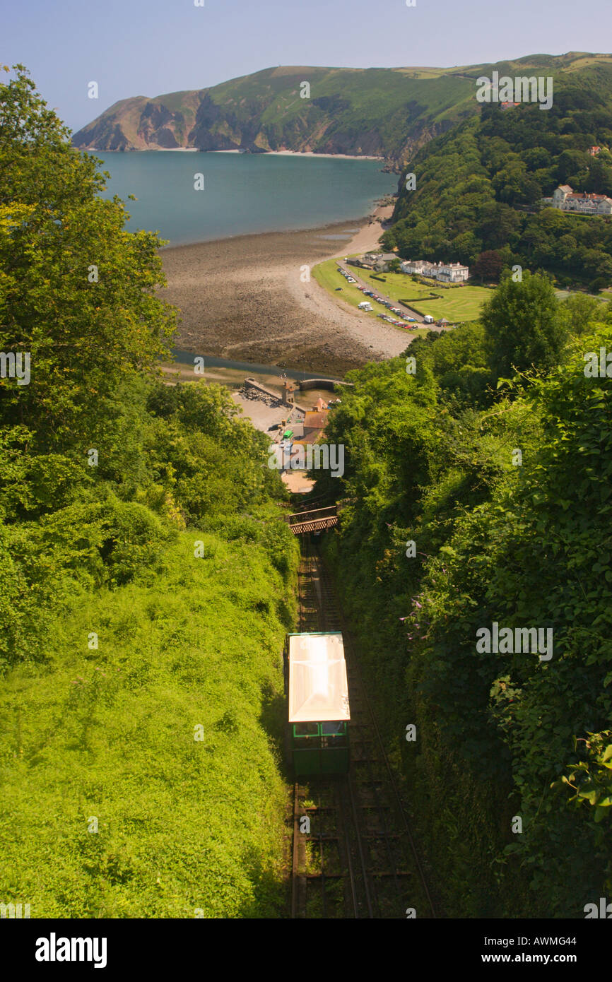 La famosa molto ripida scogliera treni da Lynton a Lynmouth con Foreland punto oltre in North Devon England Foto Stock