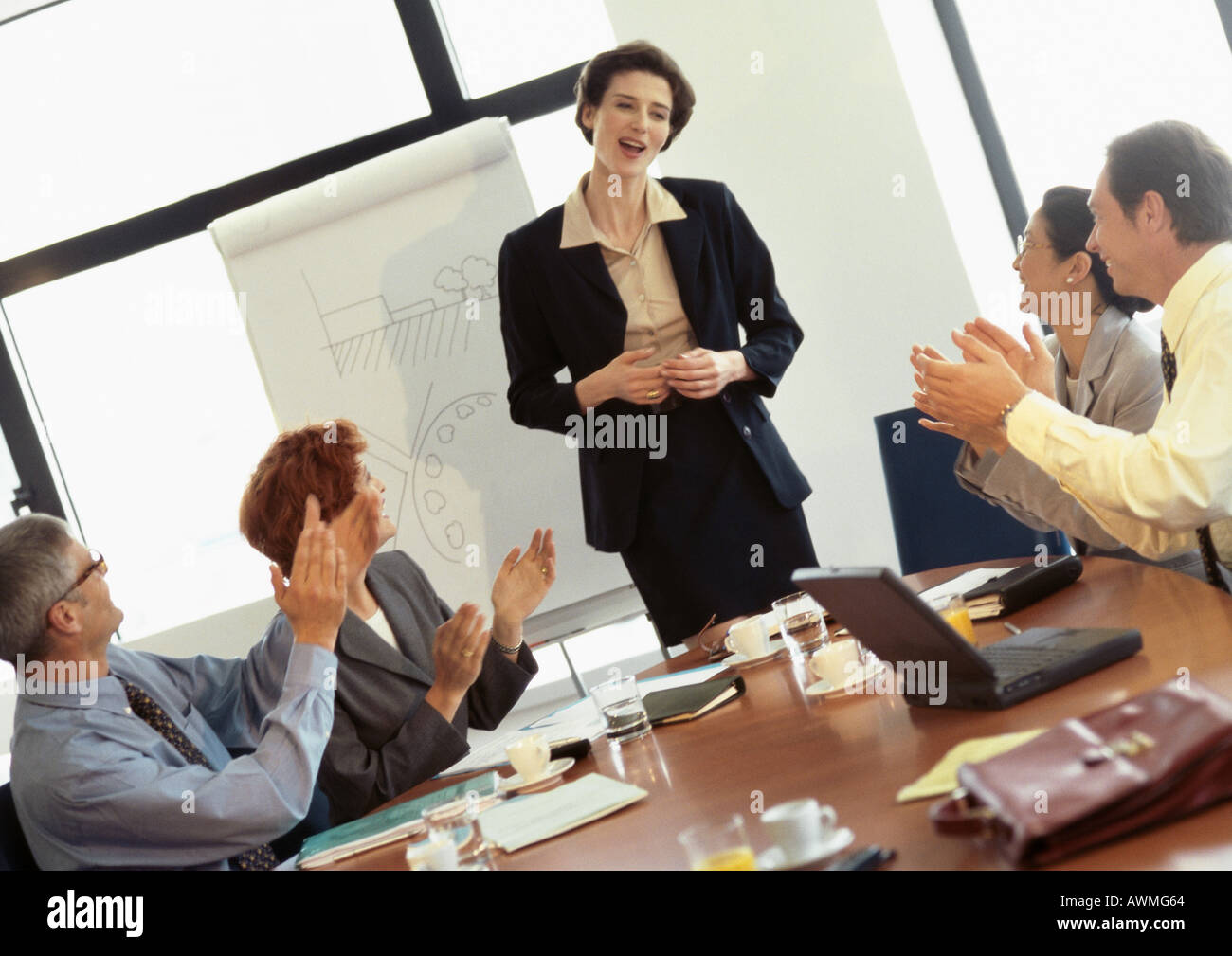 Un gruppo di persone di affari nella sala conferenze, imprenditrice essendo applaudita Foto Stock