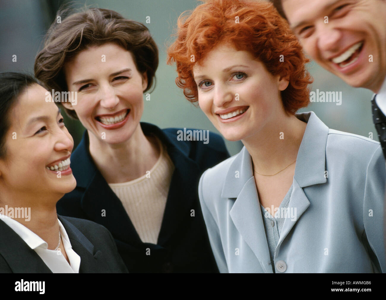 Un gruppo di quattro persone di affari, sorridente, close-up Foto Stock