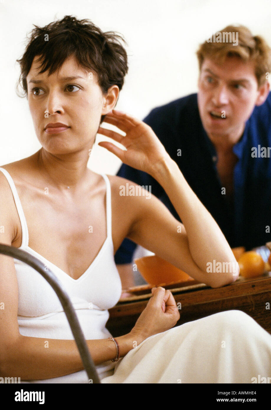 Giovane sostenendo di colazione, uomo urlare mentre donna guarda lontano in rabbia Foto Stock
