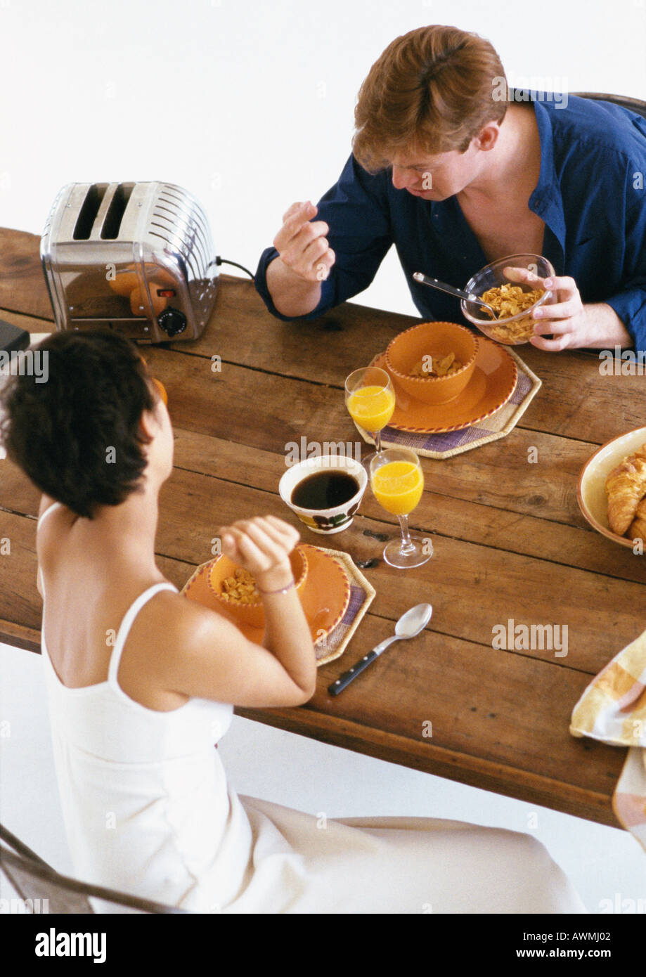 Giovane con la colazione a tavola, ad alto angolo di visione Foto Stock