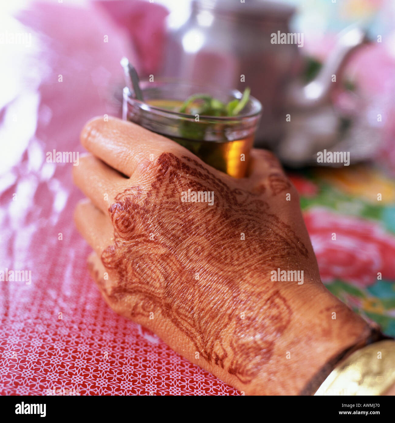 Henna Tattoo sulla donna di mano Foto Stock