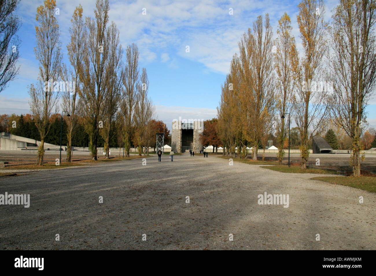 Cercando la Central Avenue nella ex Germania campo di concentramento di Dachau, Monaco di Baviera, Germania. Foto Stock