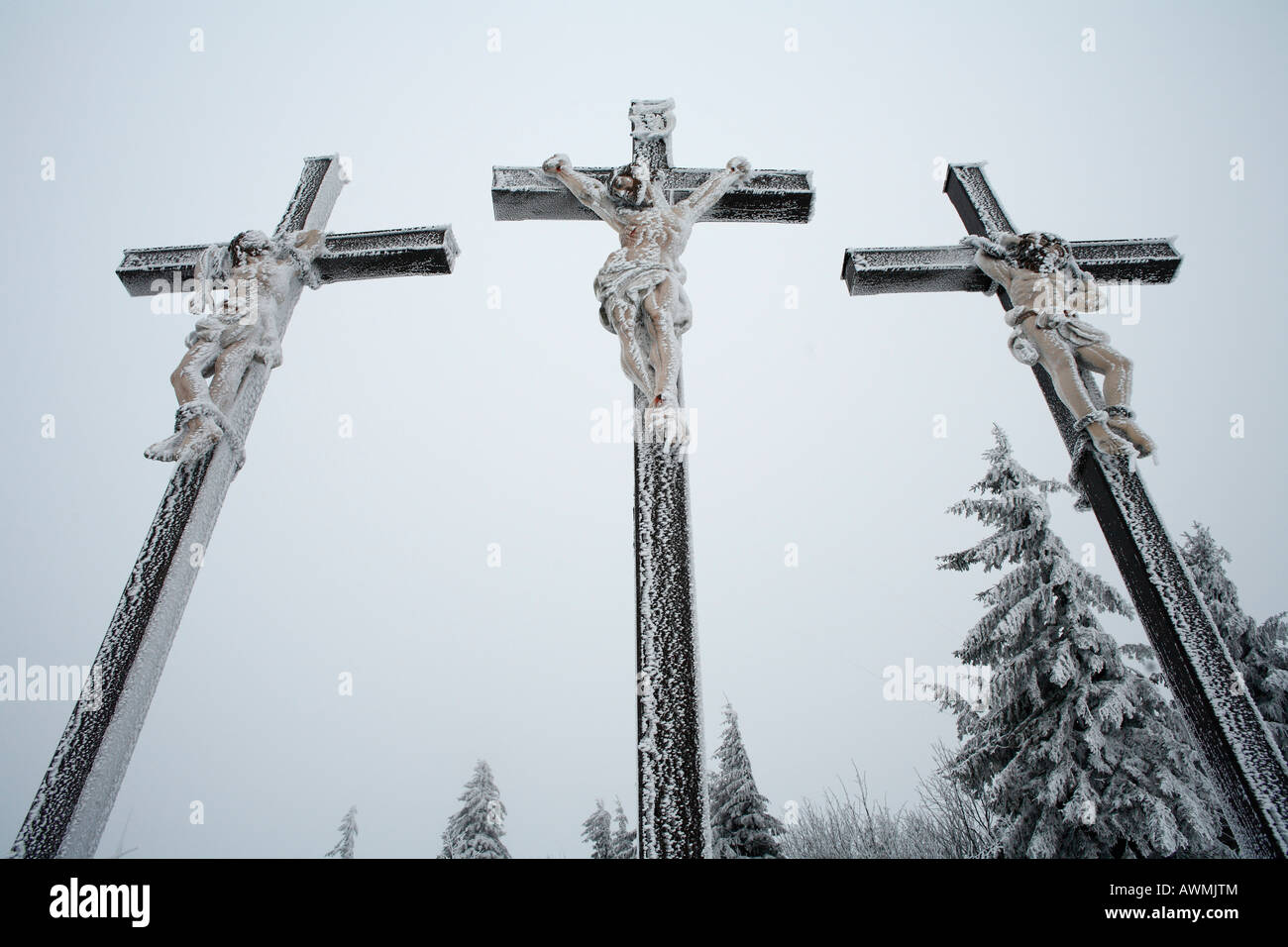 Crocifissi, tre croci su Mt. Kreuzberg, Rhoen gamma, Franconia, Baviera, Germania, Europa Foto Stock