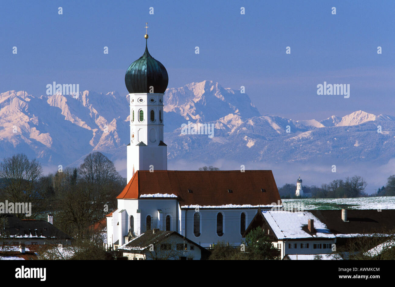 Città di Muensing contro un sfondo alpino, Mt. Zugspitze, Alta Baviera, Baviera, Germania, Europa Foto Stock