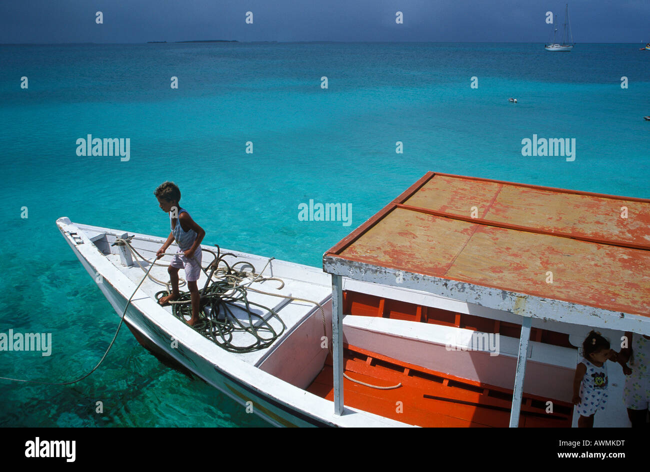 Barca da pesca al largo della costa di Cayo Crasqui Isola, Islas Los Roques, Venezuela, dei Caraibi Foto Stock