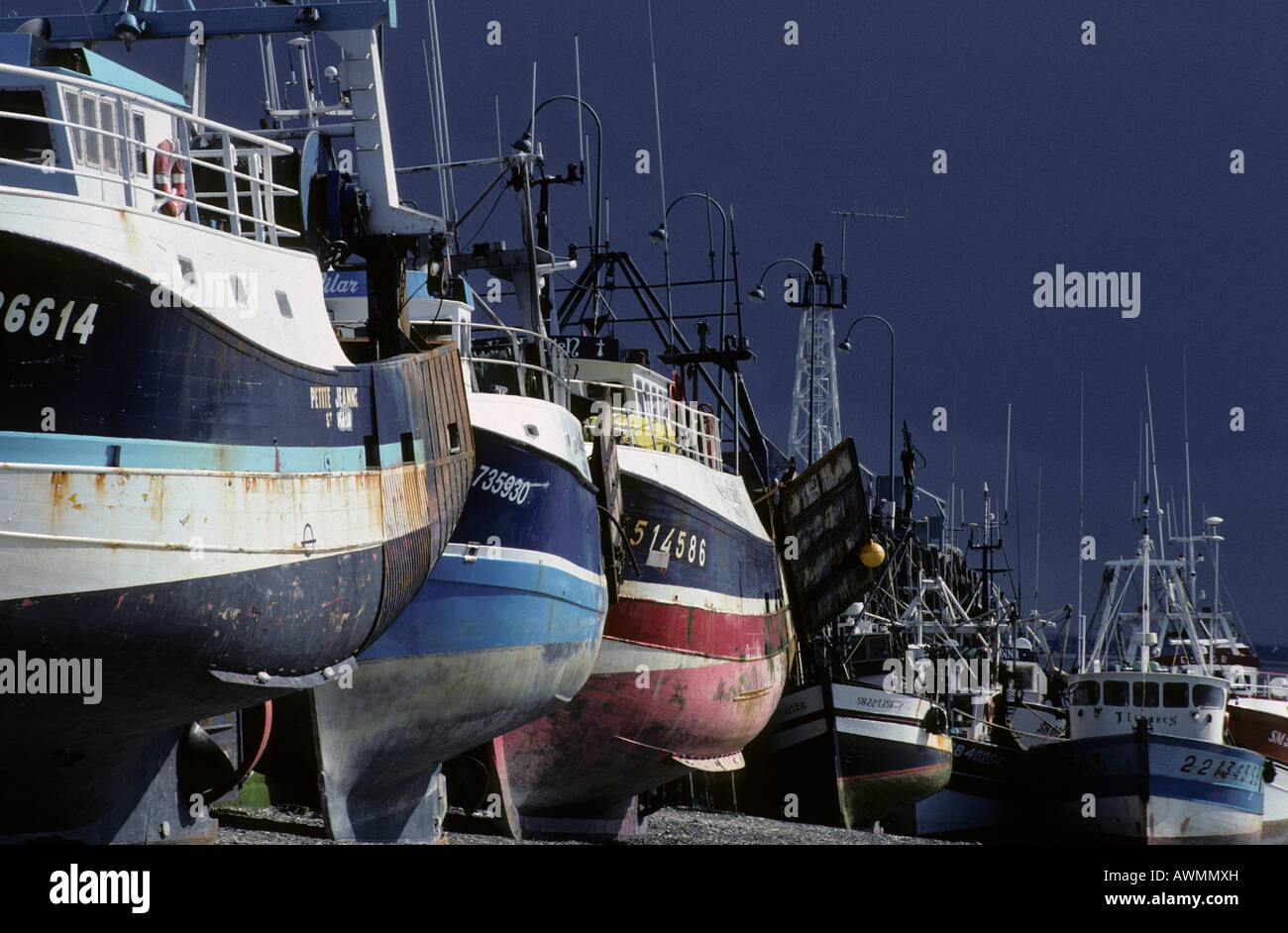 Barche da pesca in bassa marea a porto di Cancale, Bretagna Francia Foto Stock