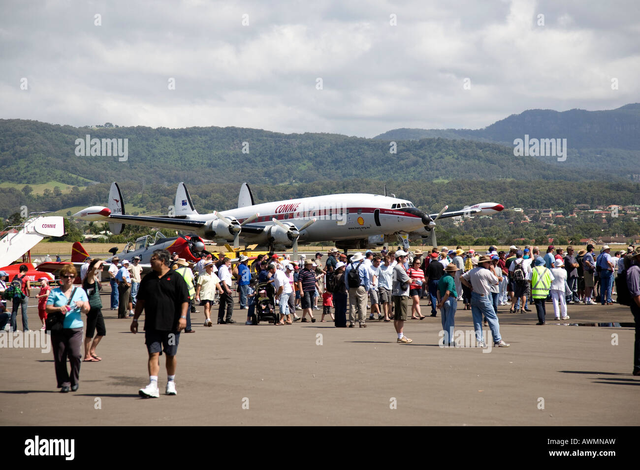 Connie attrae l'attenzione, ali sopra il Illawarra, Albion Park, Australia Foto Stock