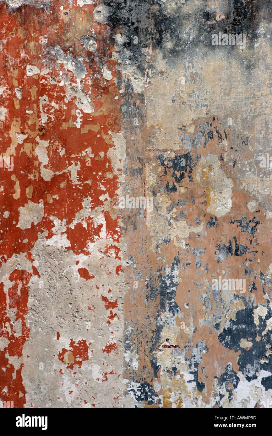 Sbucciare la vernice su un muro di cemento fa per un abstract background. Foto Stock