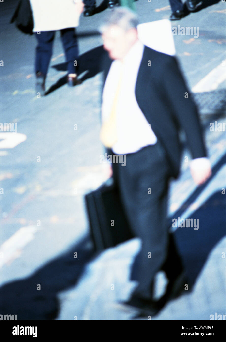 Imprenditore a piedi in strada, offuscata Foto Stock