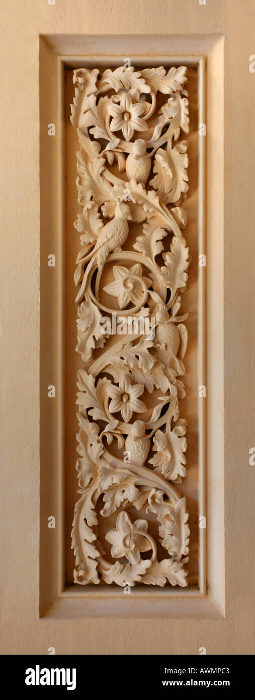 Un intonaco bassorilievo di vitigni foglie fiori e uccelli circondato da una cornice Foto Stock