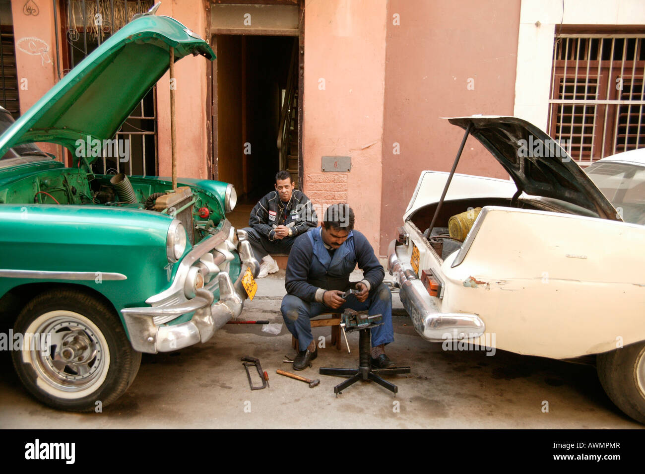 Riparazione di American auto d'epoca, l'Avana, Cuba, Caraibi Foto Stock