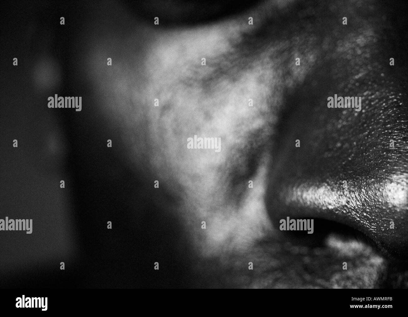 L uomo del naso, vista frontale, vicino, in bianco e nero. Foto Stock