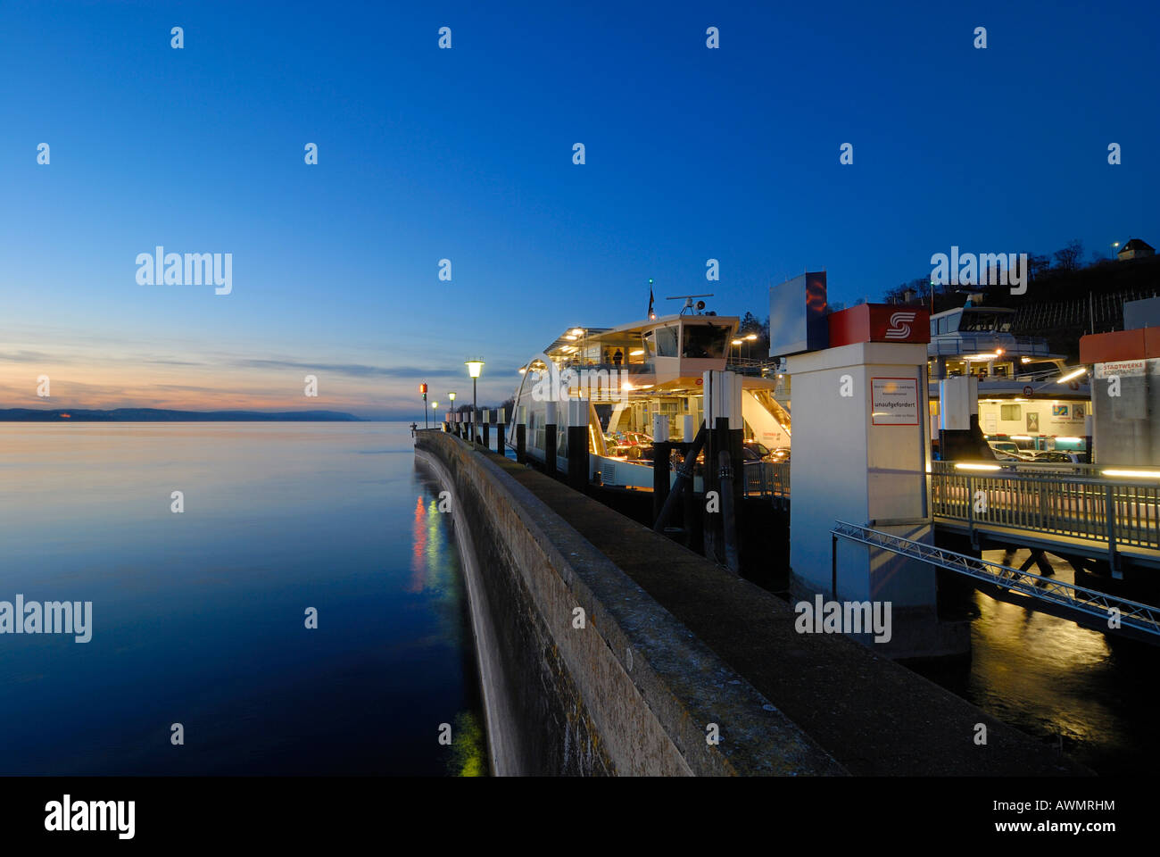 Docks Ferry al crepuscolo, Meersburg, Lago di Costanza, Baden-Wuerttemberg, Germania, Europa Foto Stock