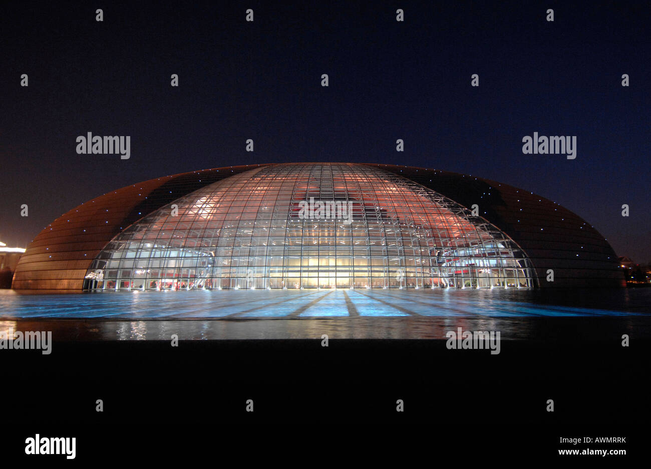 Una vista notturna della Beijing Grand National Theatre di fronte alla grande Sala del Popolo nella centrale di Pechino Foto Stock