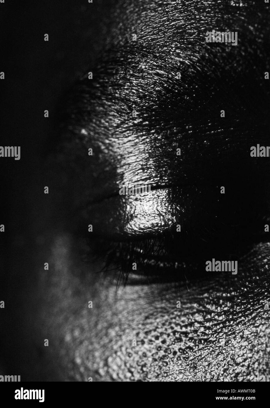 Man's eye, vicino, in bianco e nero. Foto Stock