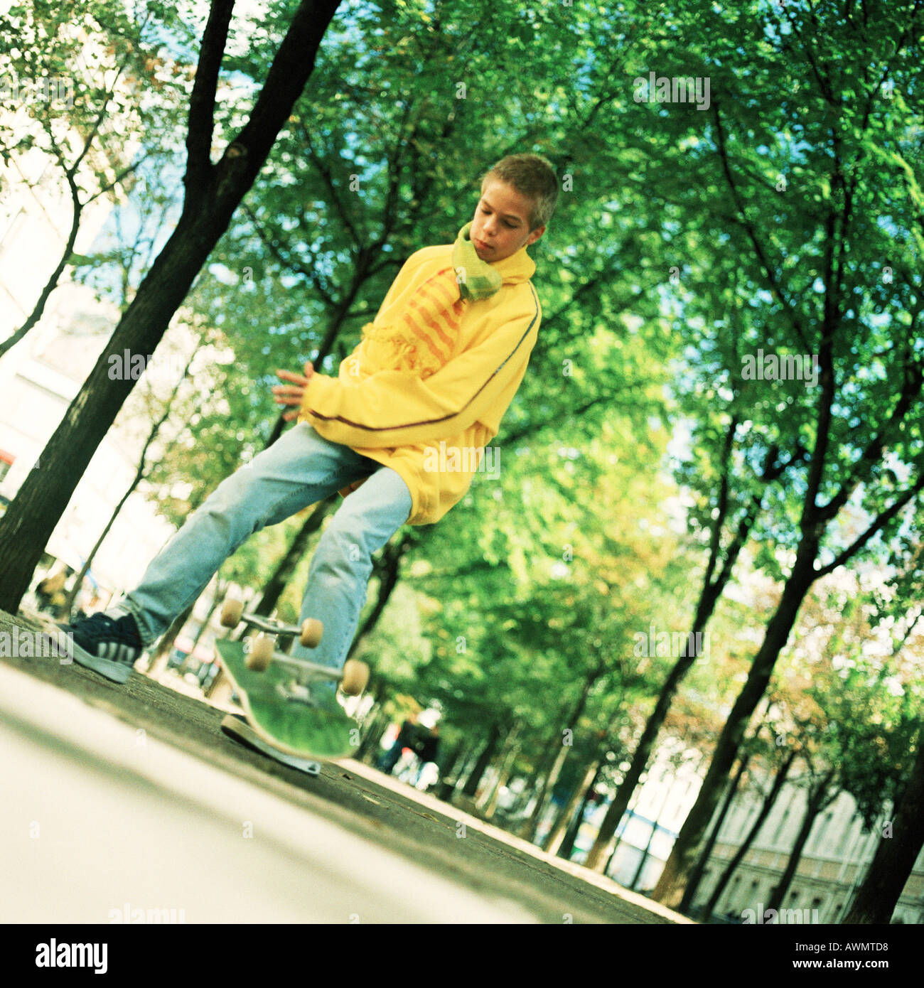 Ragazzo adolescente con lo skateboard al di fuori Foto Stock