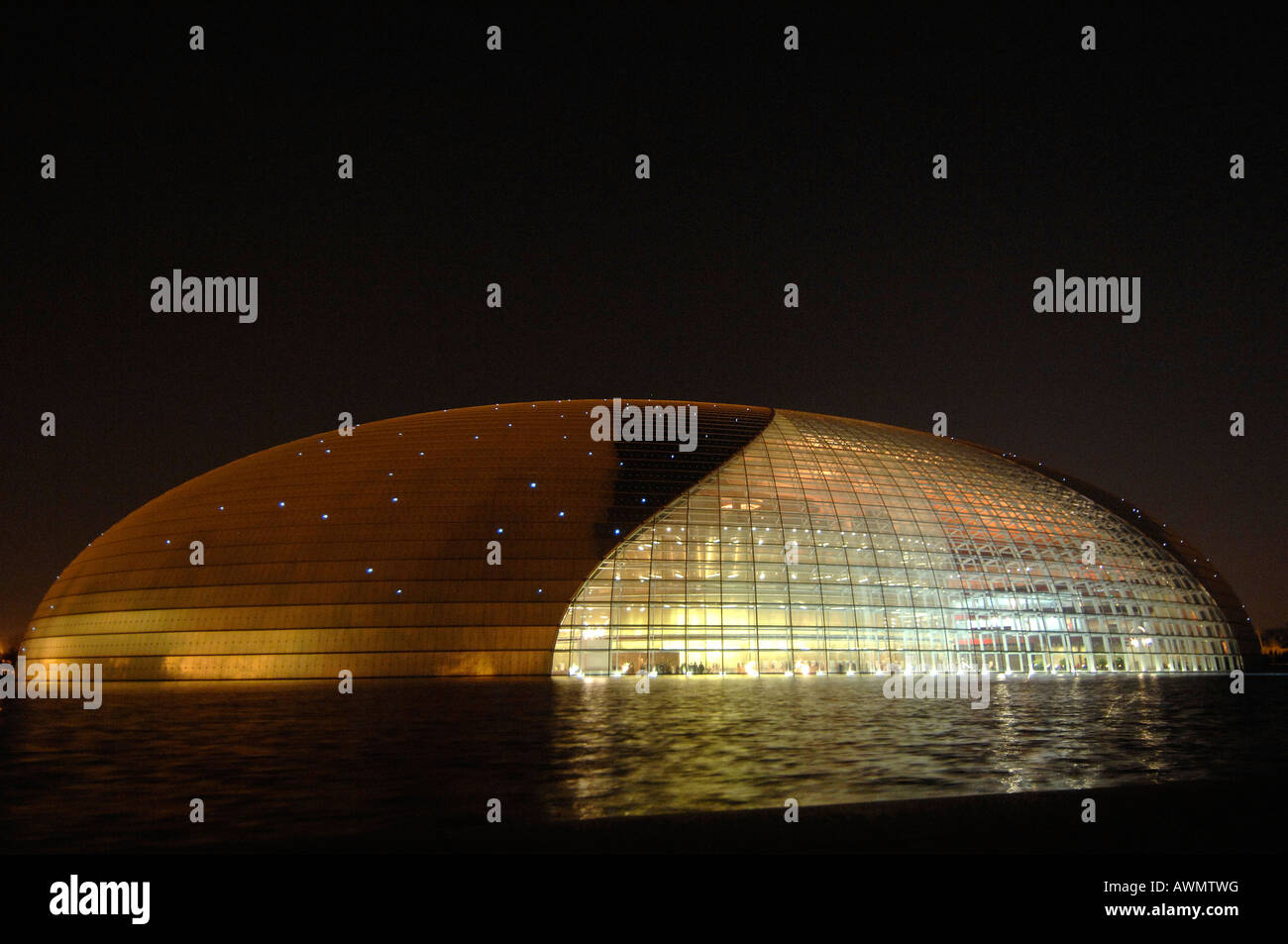 Una vista notturna della Beijing Grand National Theatre di fronte alla grande Sala del Popolo nella centrale di Pechino Foto Stock