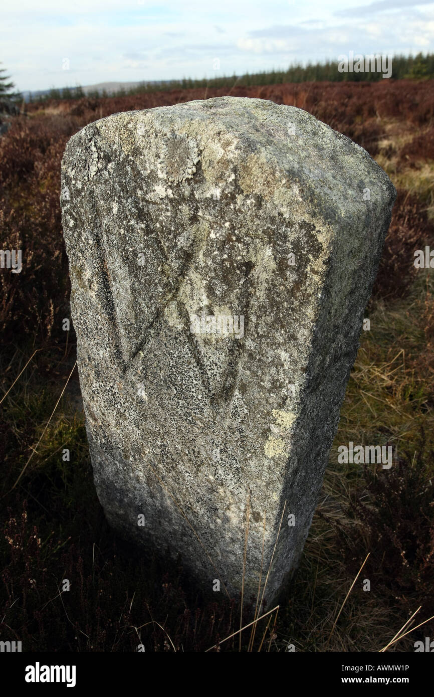 Vecchio confine segnato in pietra con una w sul modo di Gordon percorso in Aberdeenshire, Scotland, Regno Unito Foto Stock