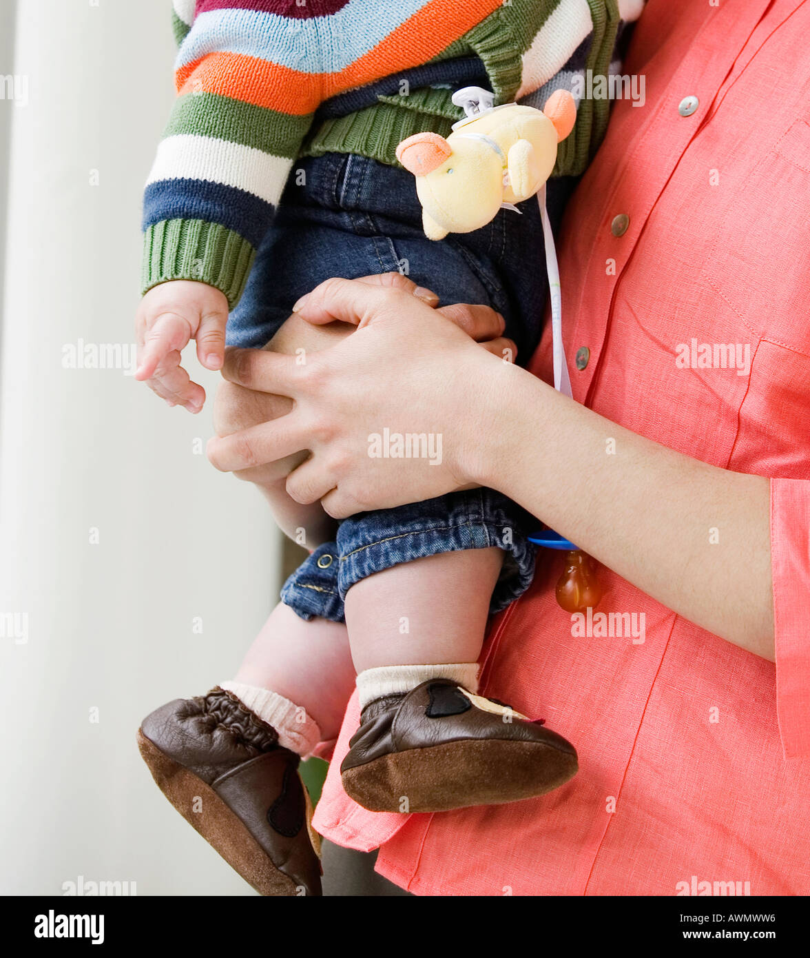 Close up di madre holding baby Foto Stock