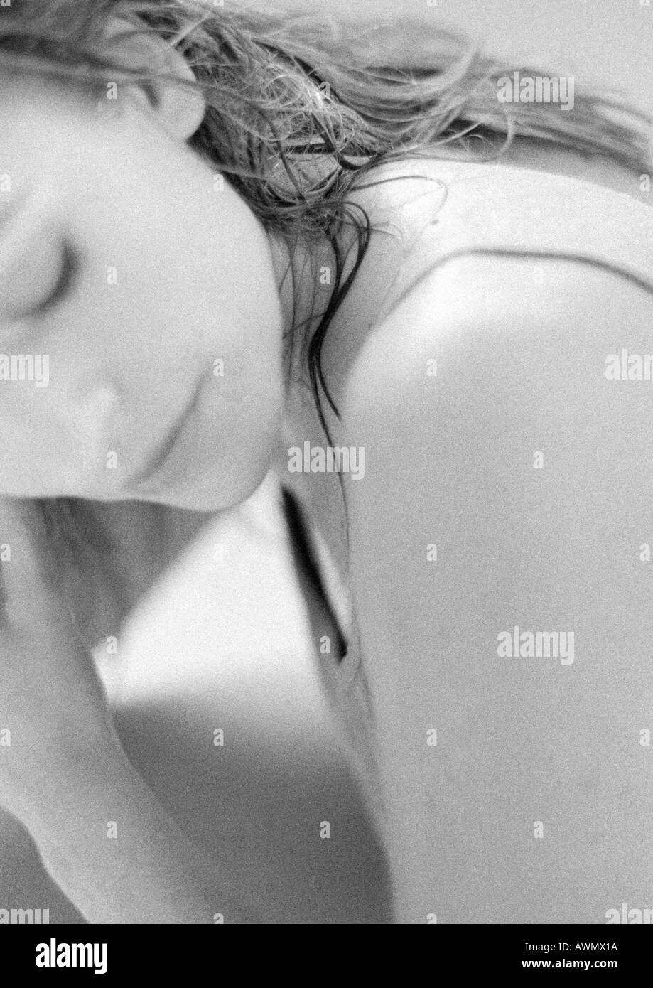 Vista parziale di donna testa inclinata in avanti, in bianco e nero Foto Stock