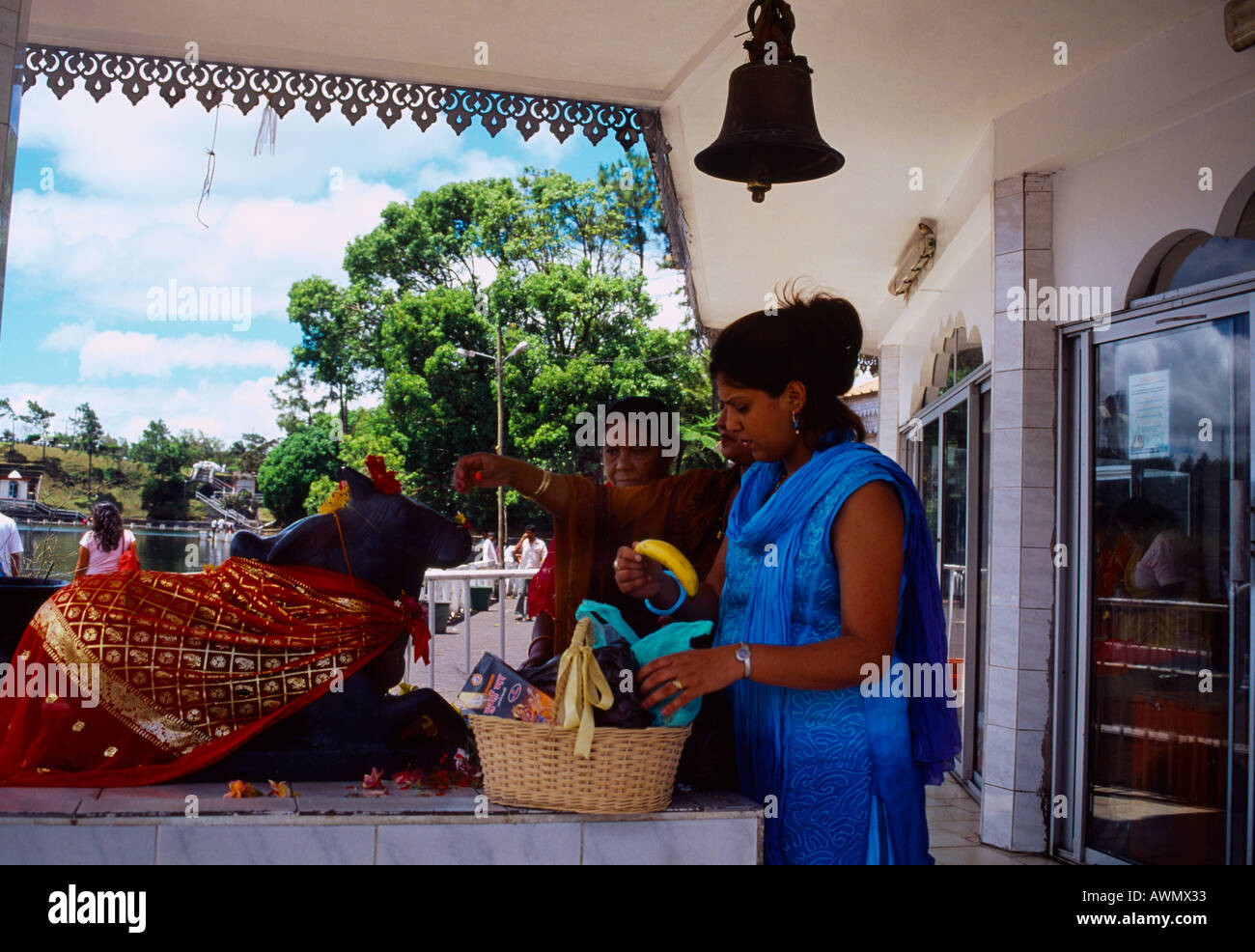 Grand Bassin Maurizio donne Indù adorando Nandi Shivas Steed Foto Stock