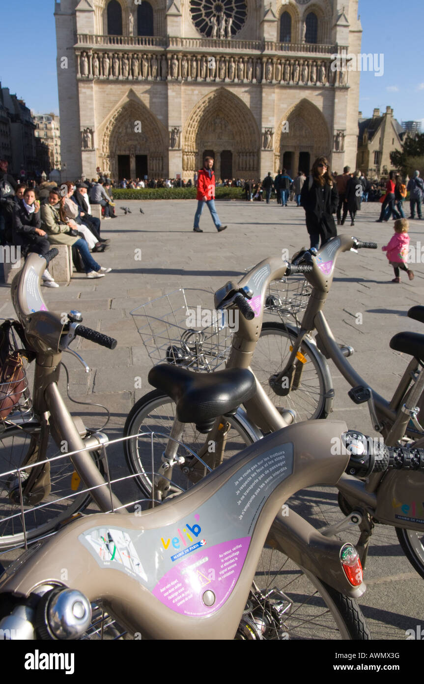 Francia Paris 4 la cattedrale di Notre Dame diversi velib biciclette parcheggio sulla spianata con la facciata della cattedrale in bkgd Foto Stock