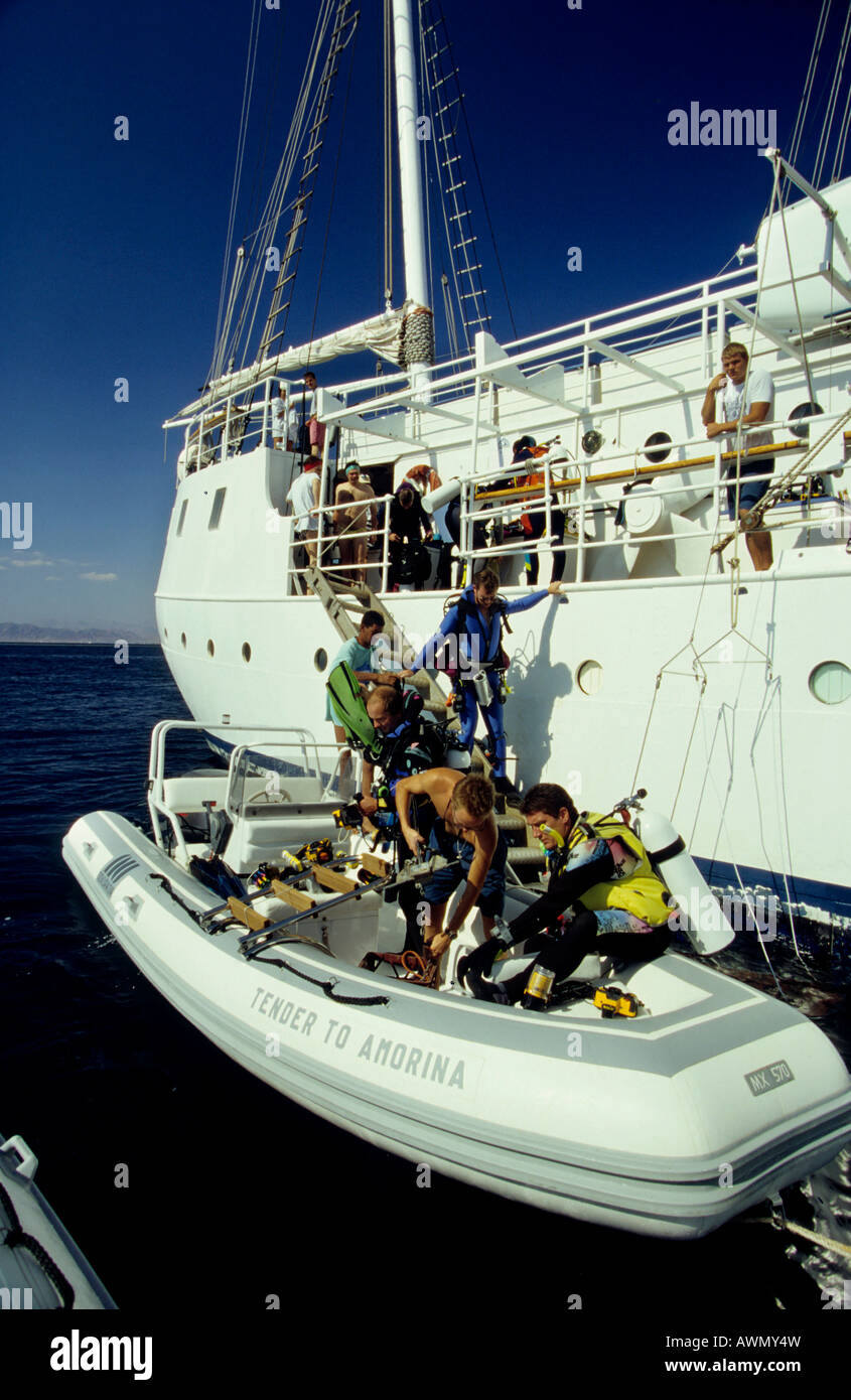I subacquei in un gommone a dritta della nave a vela Amorina, Mar Rosso Foto Stock
