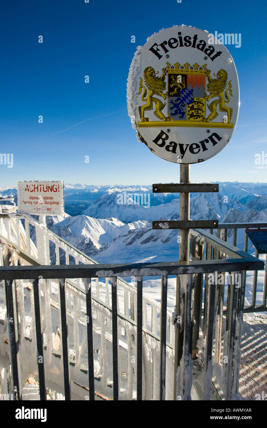 Lato tedesco del confine tra Austria e Germania a Mt. Zugspitze, Baviera, Germania, Europa Foto Stock