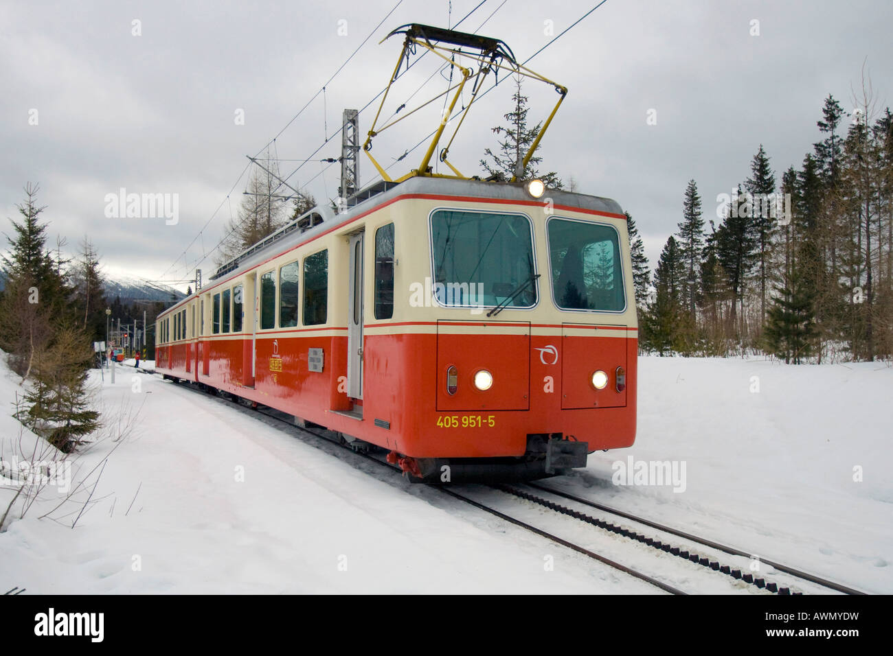 Il Tatra elettrica ferroviaria nella neve, il villaggio di Strbske Pleso, Slovacchia, Europa Foto Stock