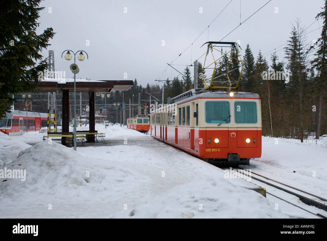 Il Tatra elettrica ferroviaria nella neve, il villaggio di Strbske Pleso, Slovacchia, Europa Foto Stock