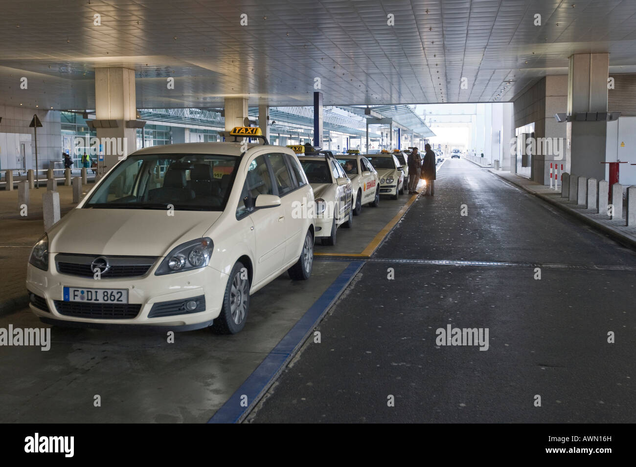 Taxi stand, terminale 2, Aeroporto di Francoforte Francoforte Hesse, Germania, Europa Foto Stock