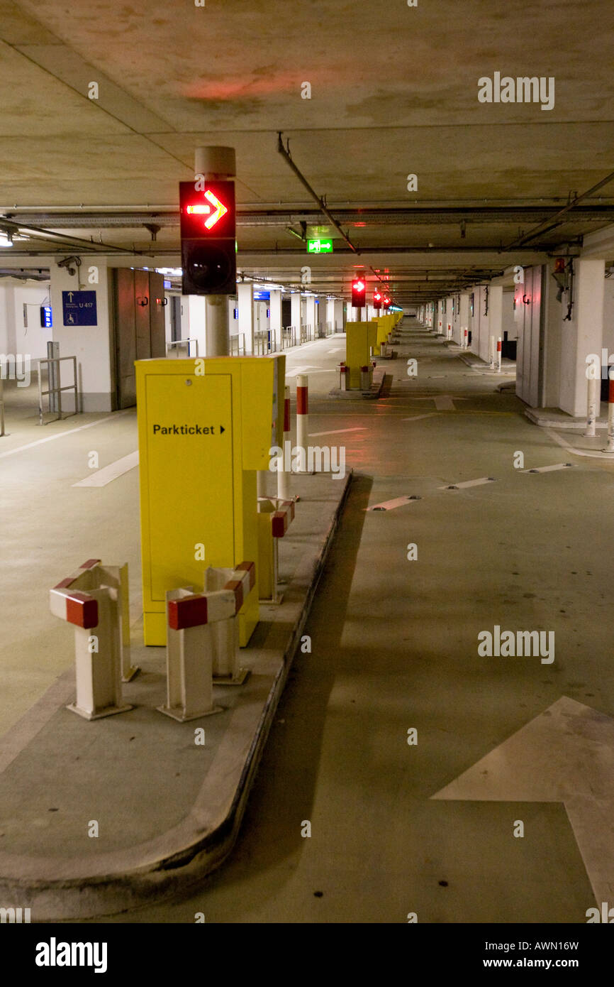 Parcheggio auto sotterraneo e semafori, terminale 2, Aeroporto di Francoforte Francoforte Hesse, Germania, Europa Foto Stock