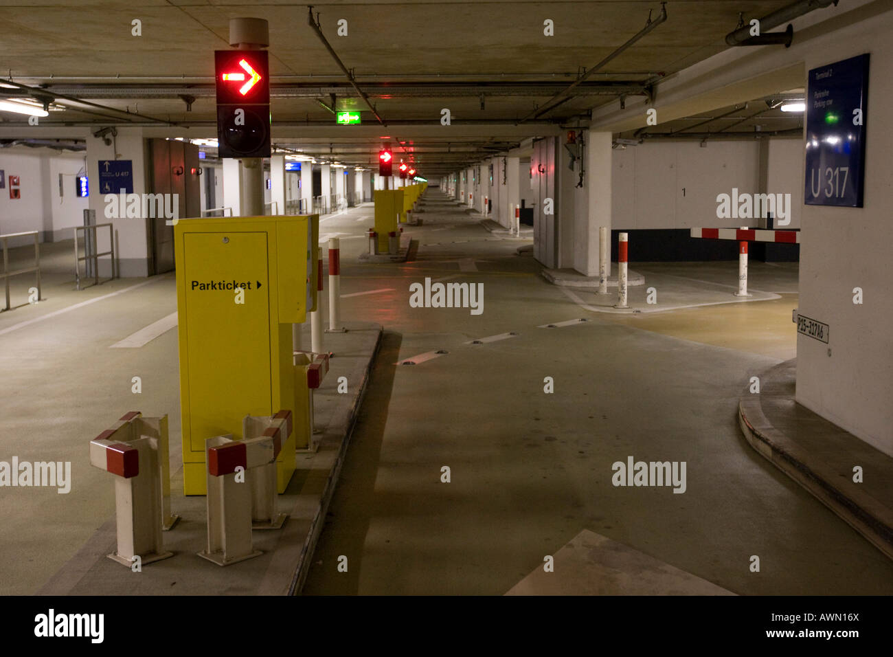 Parcheggio auto sotterraneo e semafori, terminale 2, Aeroporto di Francoforte Francoforte Hesse, Germania, Europa Foto Stock