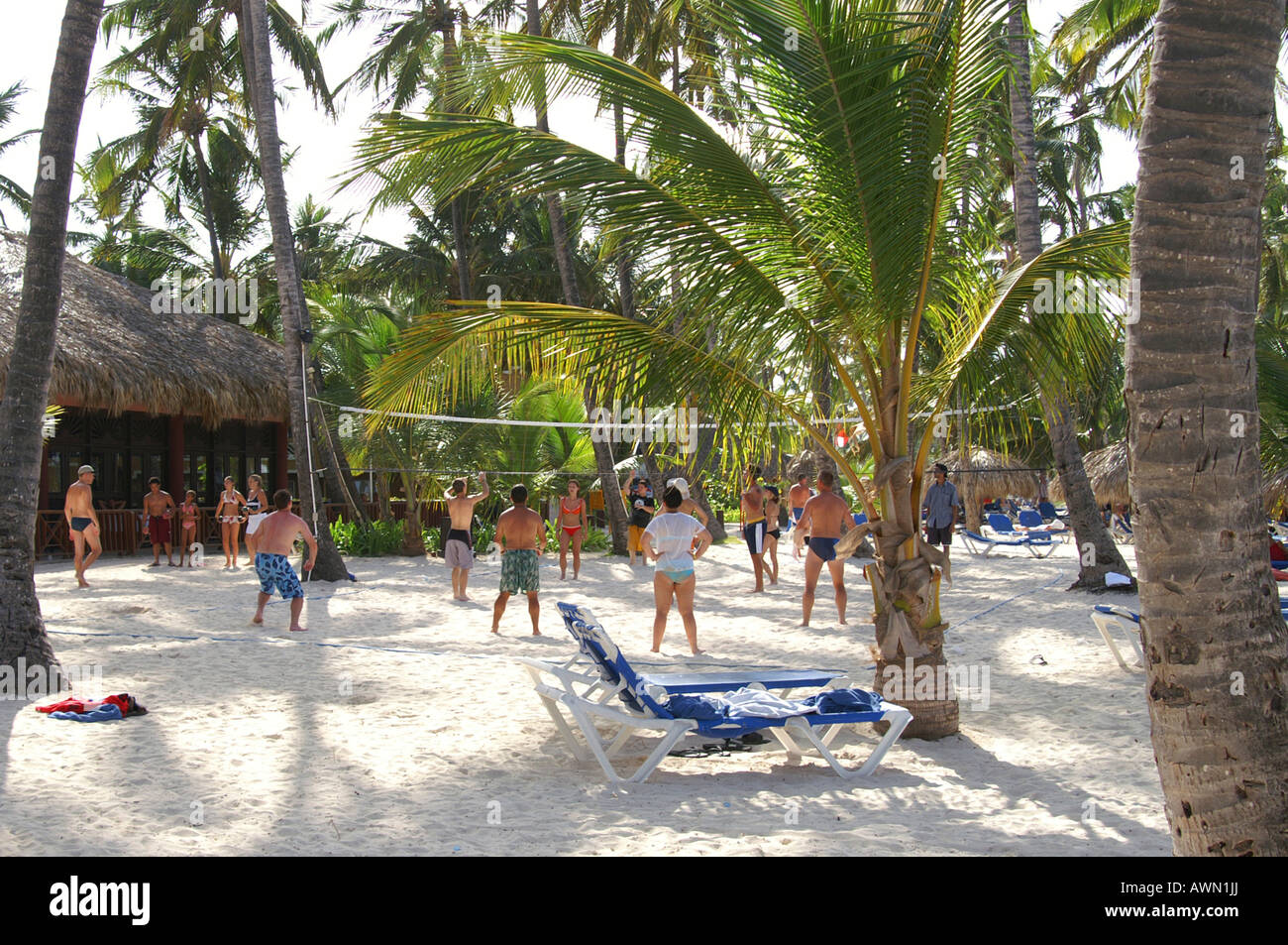 I turisti a giocare a beach volley in un resort tutto incluso come parte della sua attività organizzate in programma il Dominican R Foto Stock
