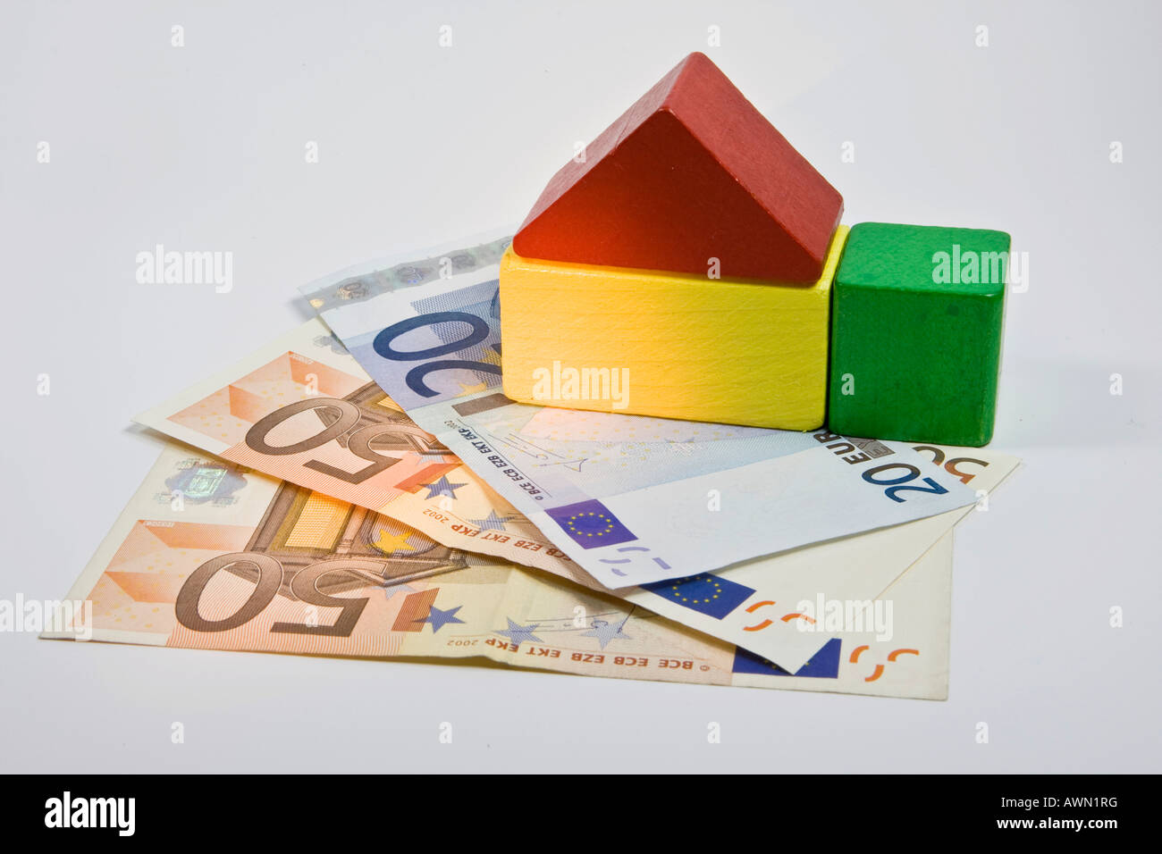 Costruzione in casa e credito: aumento dei tassi di interesse sui prestiti e mutui ipotecari- e crisi immobiliare Foto Stock