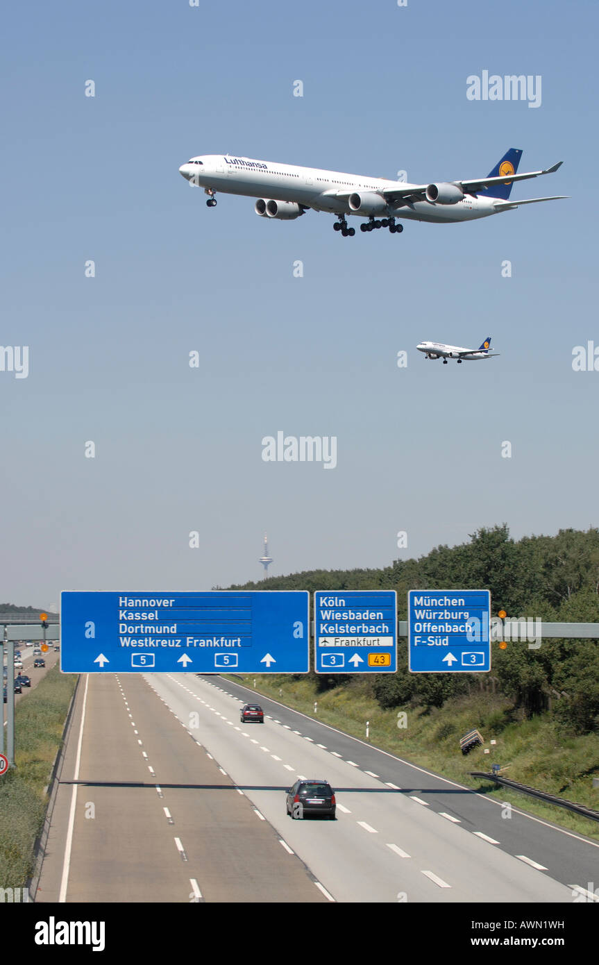 Due getti di Lufthansa si avvicina all'Aeroporto Internazionale di Francoforte per lo sbarco a Francoforte Hesse, Germania, Europa Foto Stock
