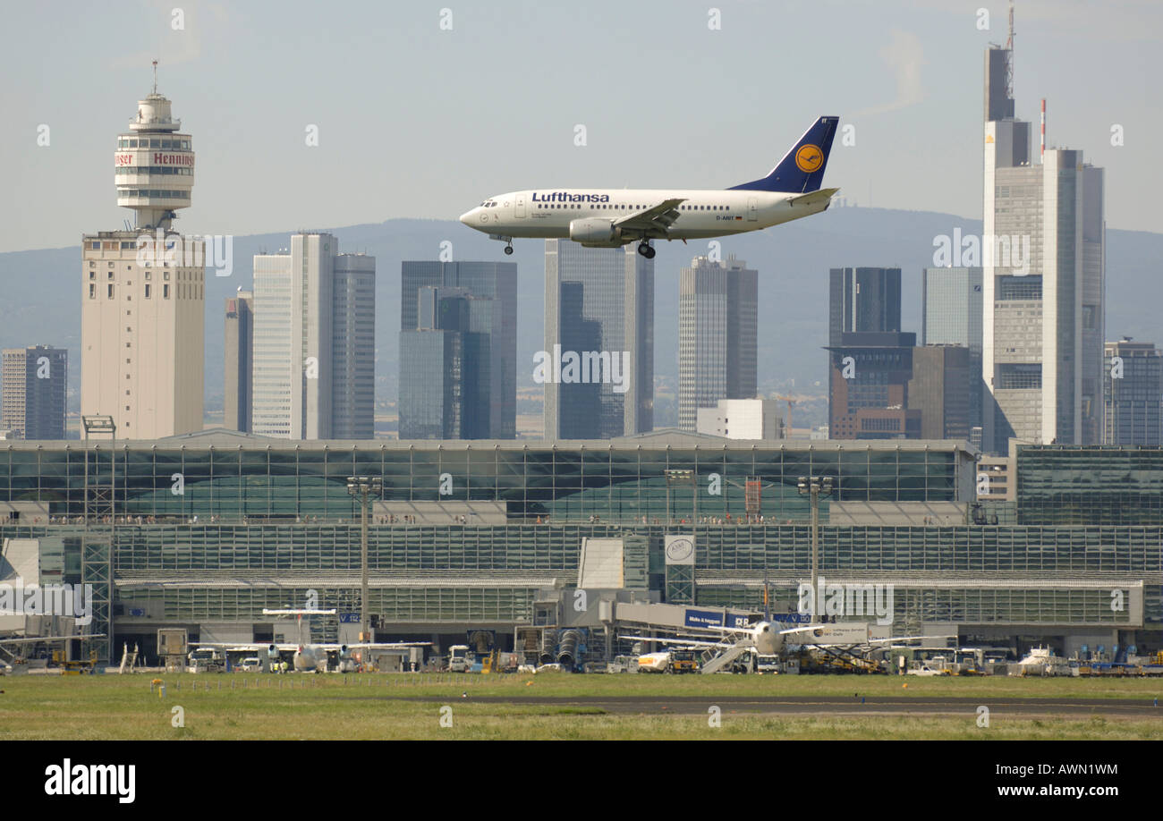 Lufthansa 737 di avvicinamento per l'atterraggio di Francoforte sullo skyline in background (composizione di shot), Frankfurt International Airp Foto Stock