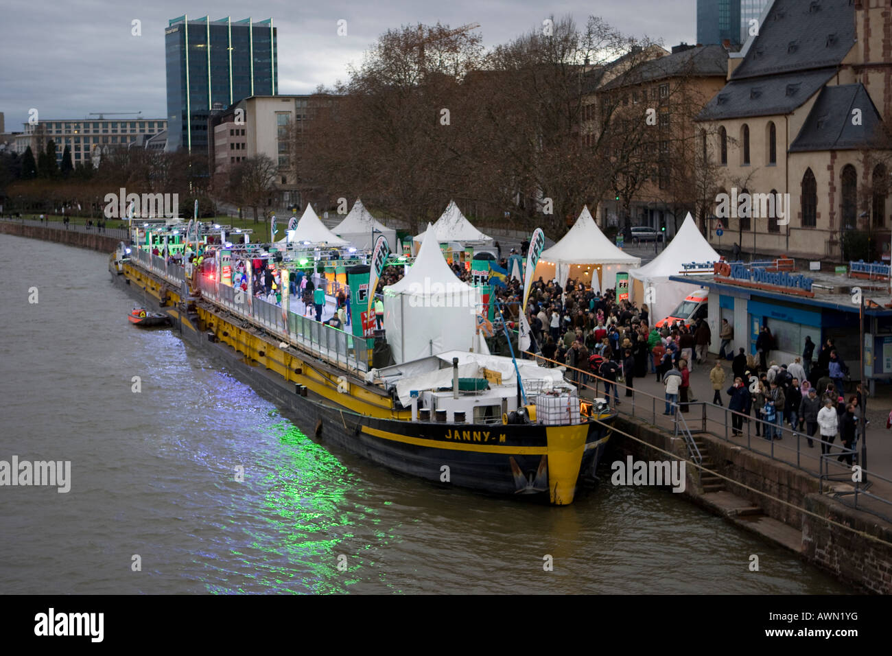 Nave con pista da pattinaggio su ghiaccio sul ponte ancorato a Francoforte Hesse, Germania, Europa Foto Stock