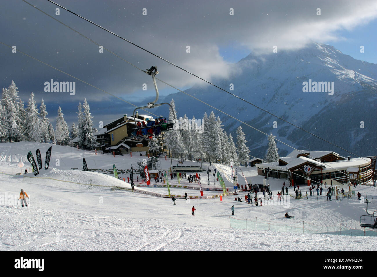 Vista generale del francese stazione sciistica di La Rosiere mostra seggiovia dal centro del villaggio e il generale area meeting Foto Stock