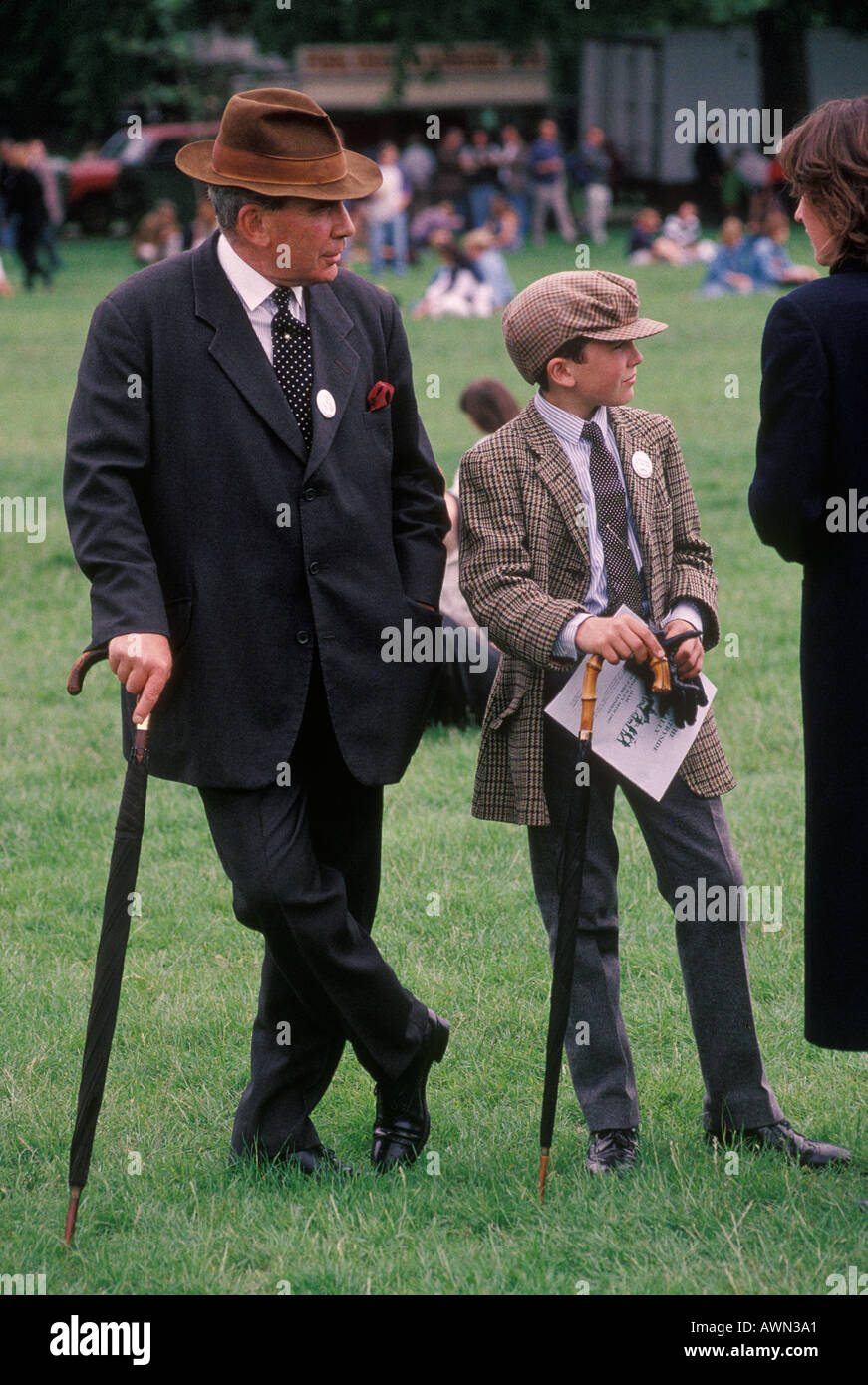 Padre e figlio del Regno Unito degli anni '1990, alla moda, vestiti alla moda in modo simile. Come padre come figlio. 1997 Hyde Park Londra Inghilterra HOMER SYKES Foto Stock