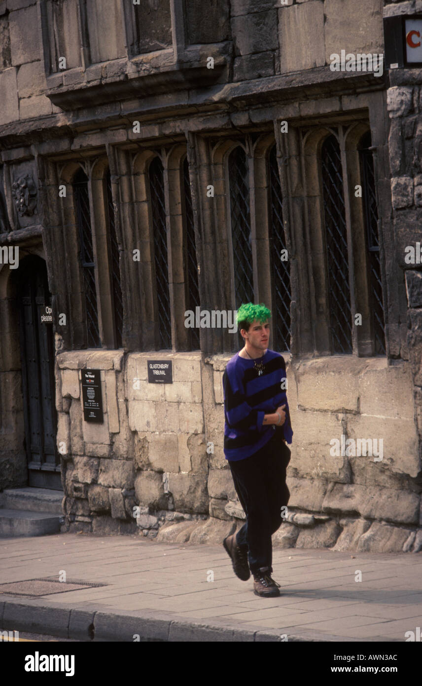 Punk con capelli di colore verde Glastonbury Somerset circa 1985 HOMER SYKES Foto Stock