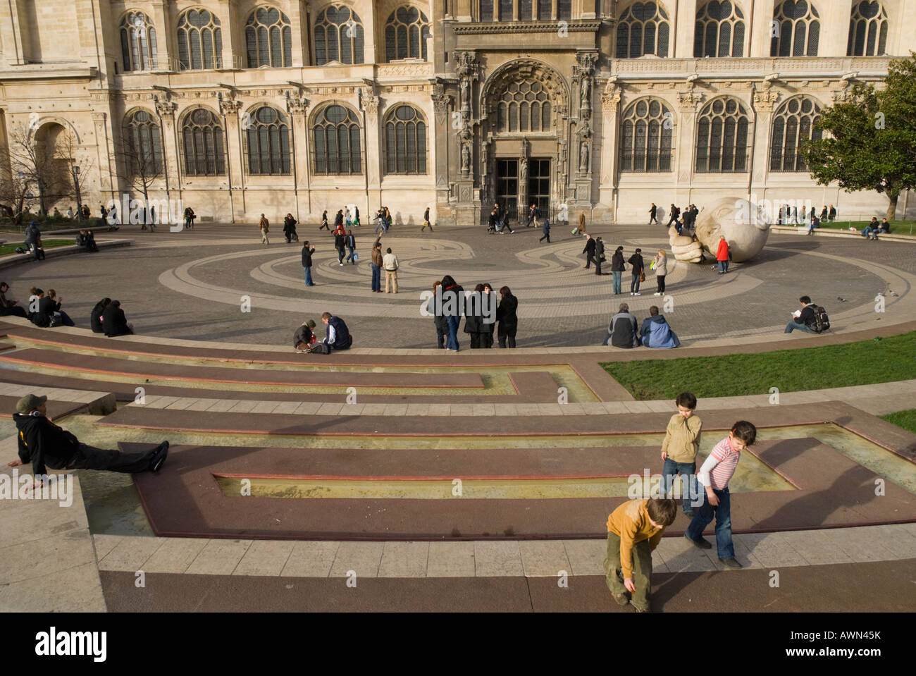 Francia Paris 1 Les Halles Esplanade di fronte alla chiesa di Saint-Eustache persone godendo soleggiata domenica pomeriggio Foto Stock